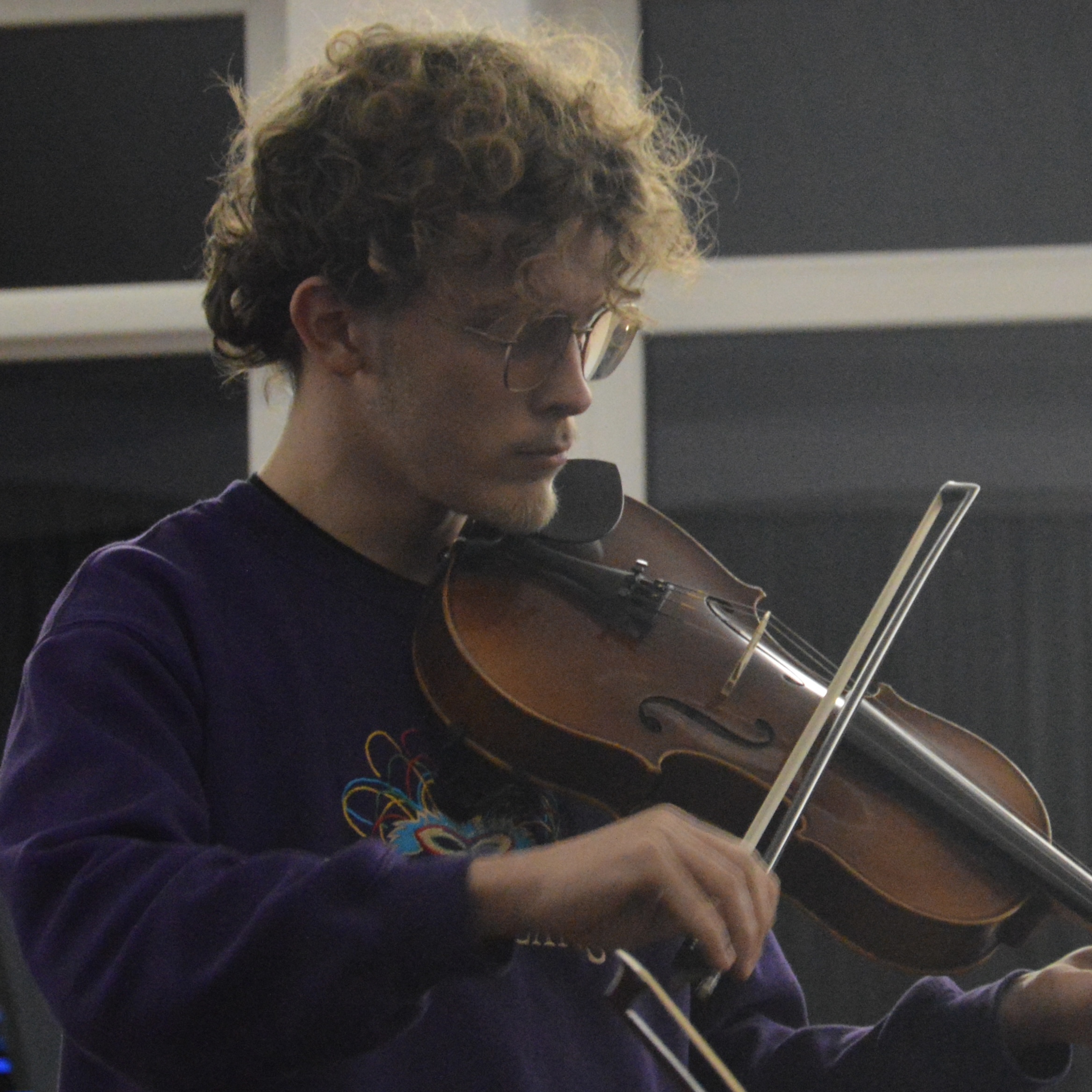 Playing a bowed string instrument